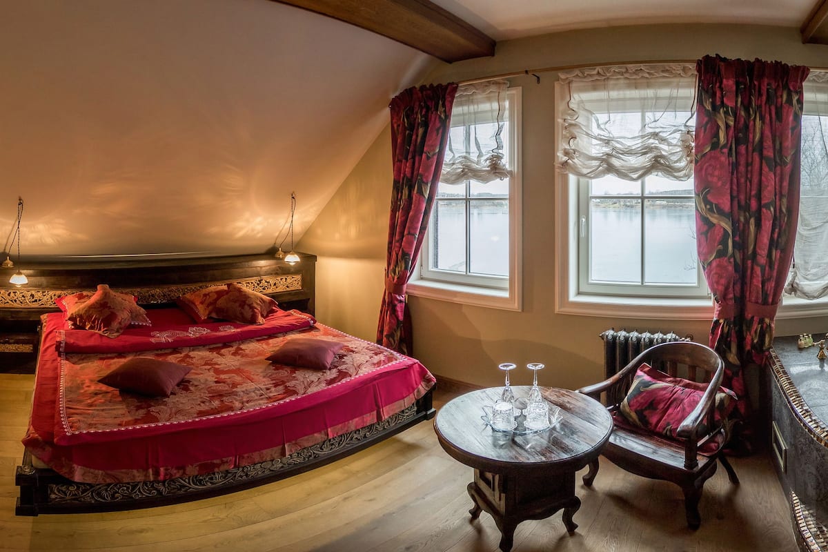 Luxury Suite, Jetted Tub, Lake View | Premium bedding, desk, iron/ironing board, rollaway beds