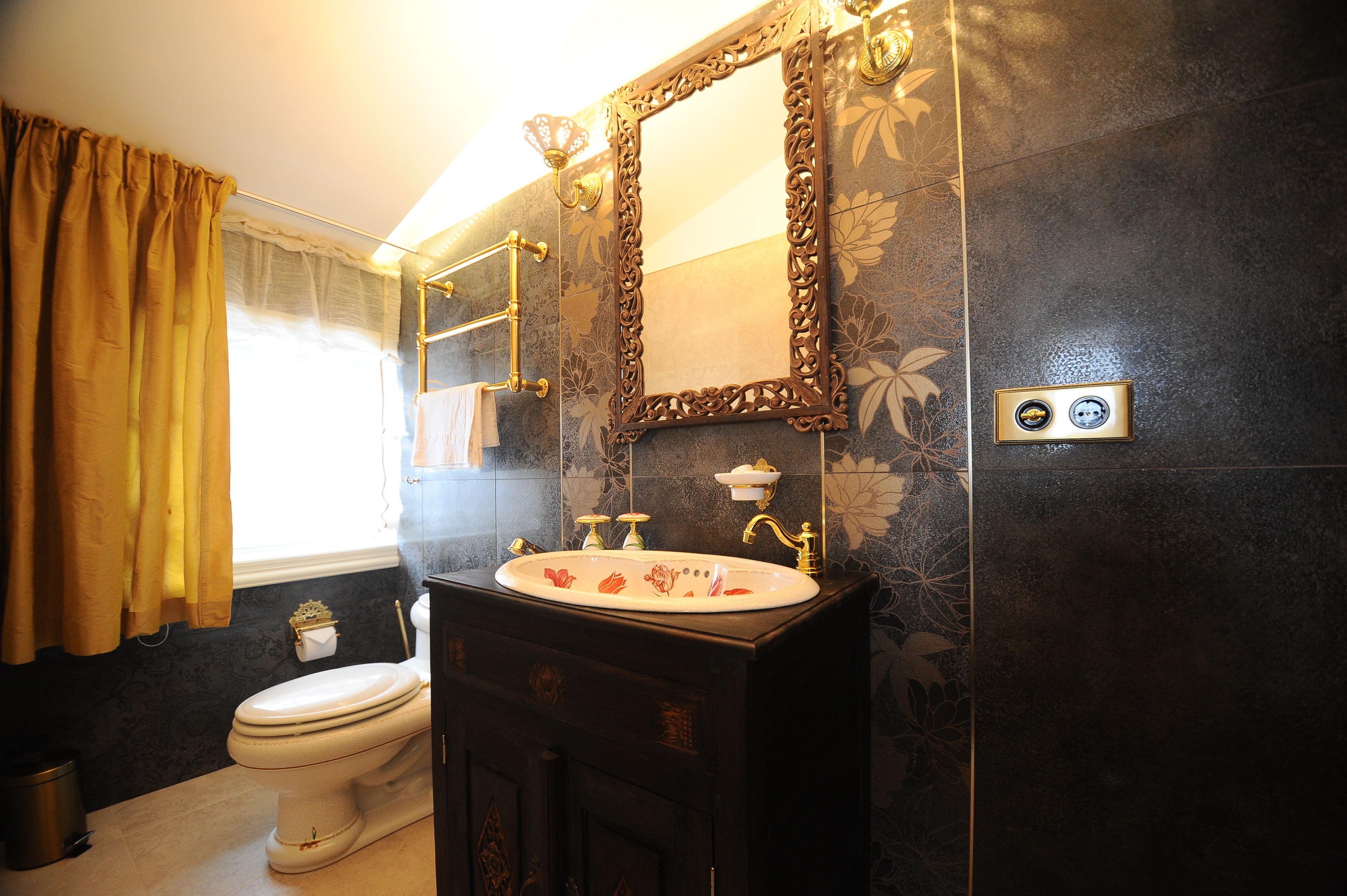 luxury suite, jetted tub, lake view | premium bedding, desk, iron/ironing board, rollaway beds