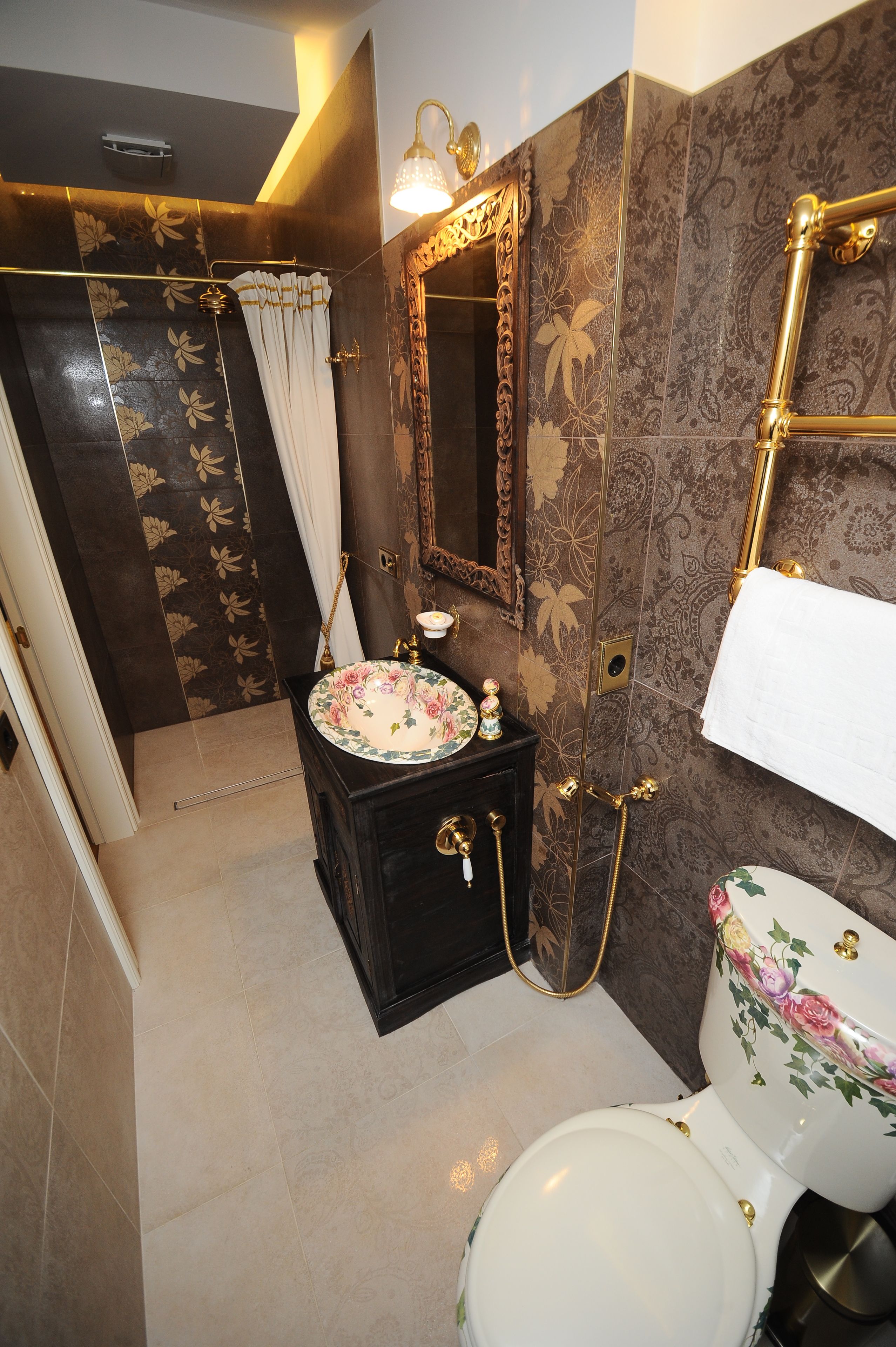 luxury suite, jetted tub, city view | bathroom | free toiletries, hair dryer, towels
