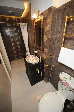 Luxury Suite, Jetted Tub, City View | Bathroom