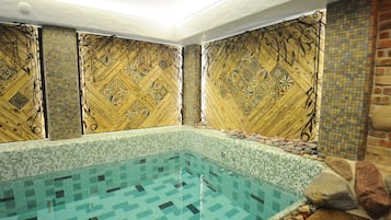 Hồ bơi trong nhà, ghế dài tắm nắng