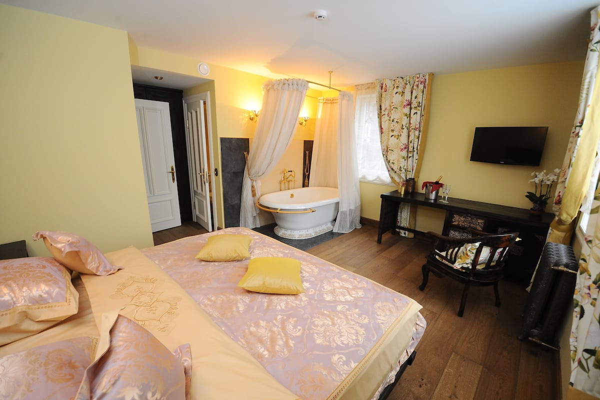 Mini-Suite, Lake View | Premium bedding, desk, iron/ironing board, rollaway beds