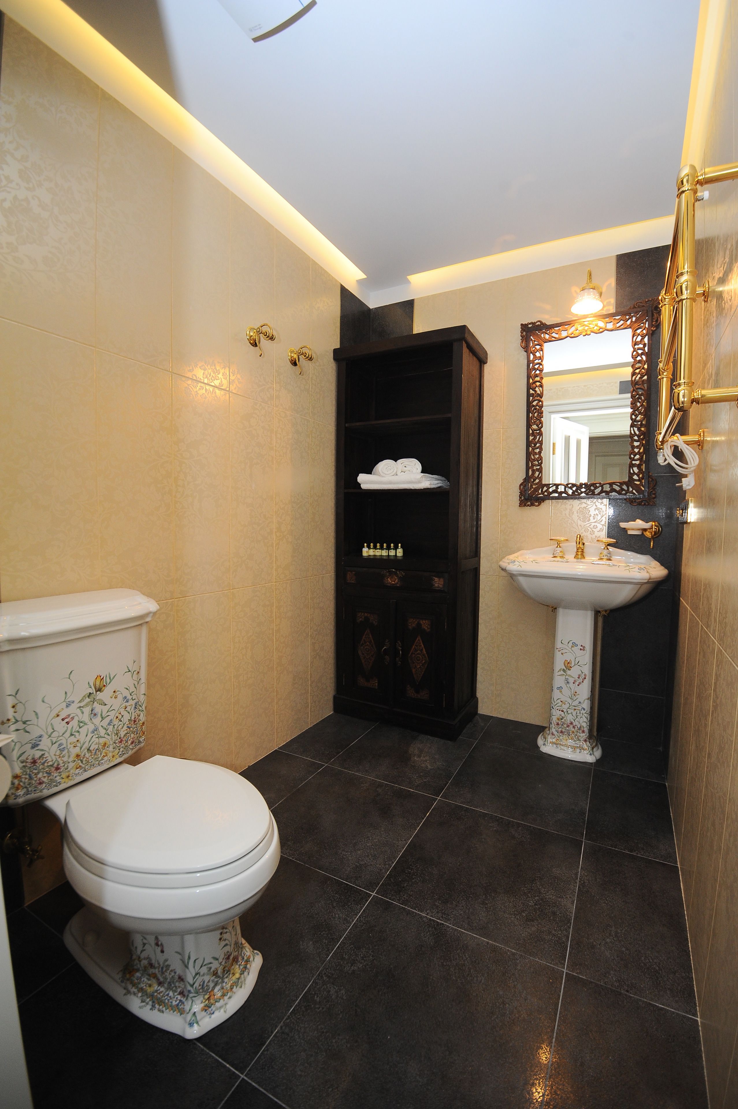 Un baño con inodoro, lavamanos y espejo.