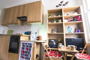 Standard Studio (max 2) | Iron/ironing board, free WiFi - The Short Let West Kensington (London)