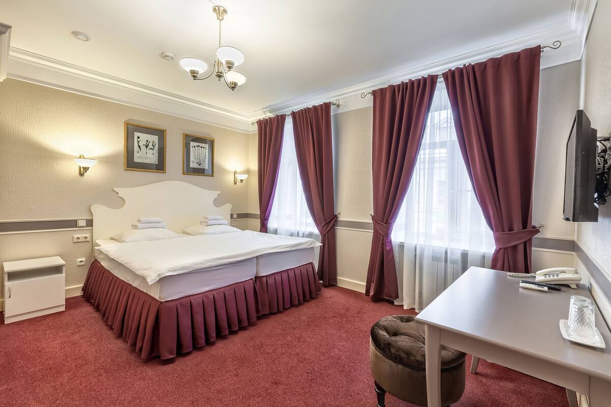 Suite, 1 Schlafzimmer | Zimmersafe, Schreibtisch, Zustellbetten, kostenloses WLAN