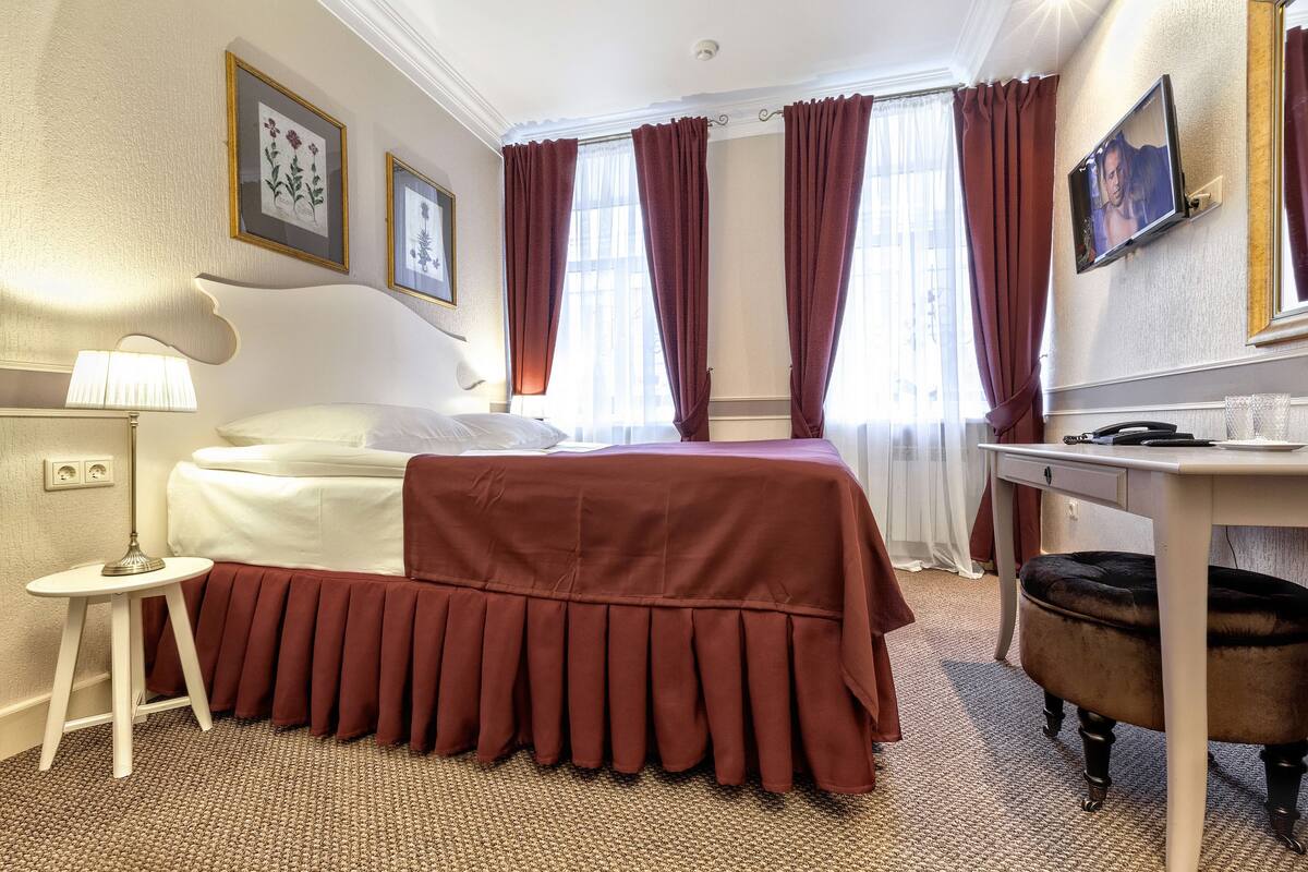 Standard-Doppelzimmer | Zimmersafe, Schreibtisch, Zustellbetten, kostenloses WLAN