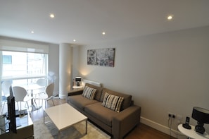Appartement, 1 slaapkamer, uitzicht op stad | 1 slaapkamer, een strijkplank/strijkijzer, gratis wifi