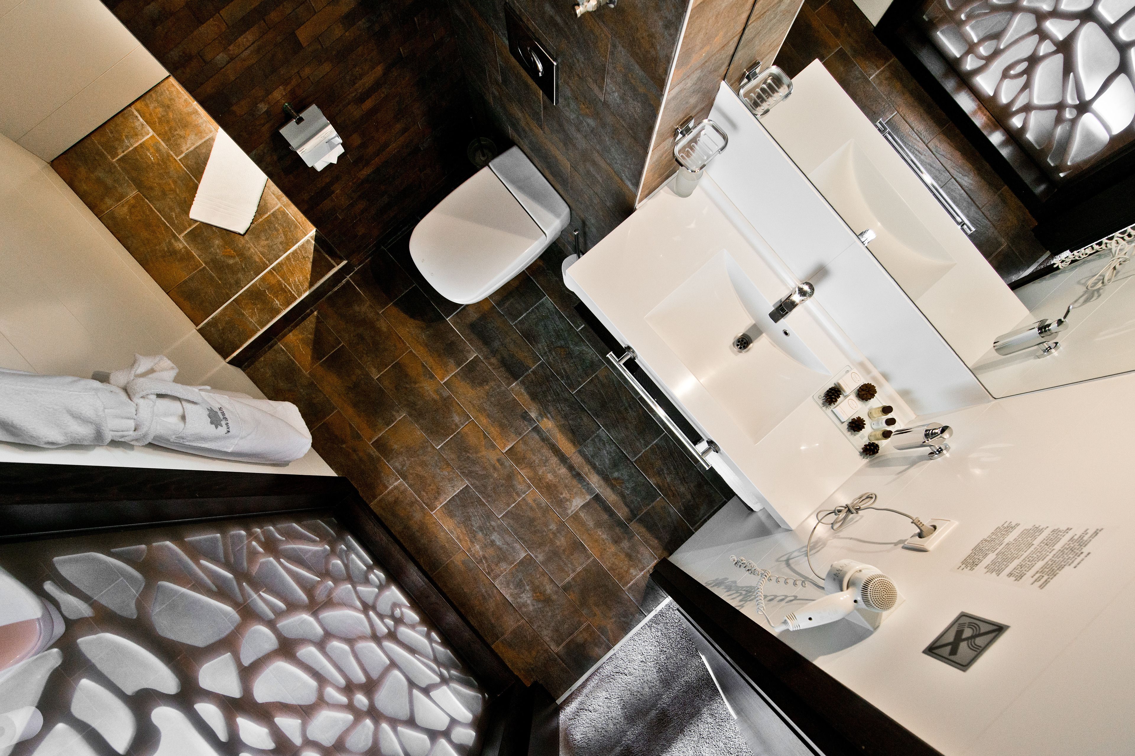 free toiletries, towels