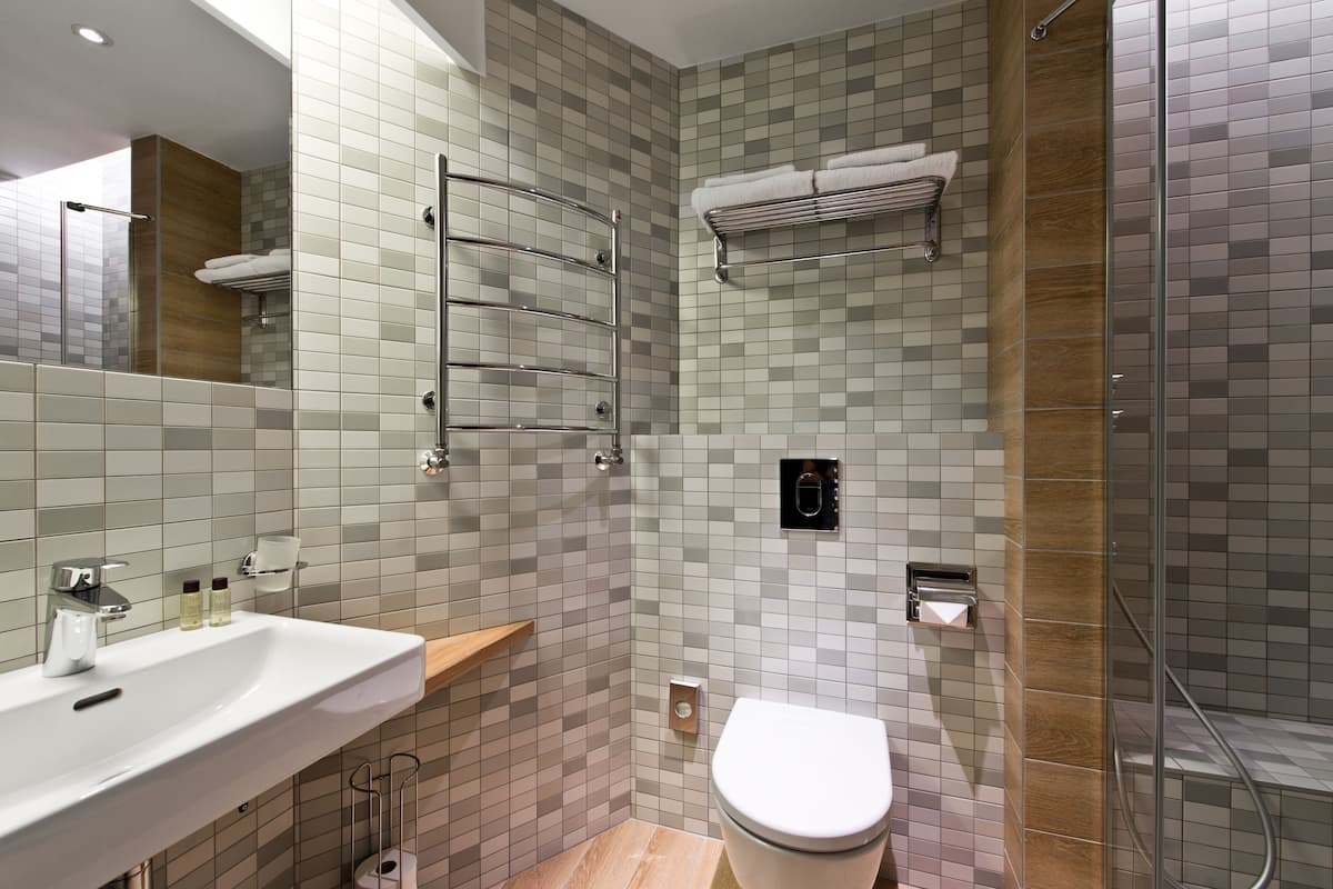 free toiletries, towels