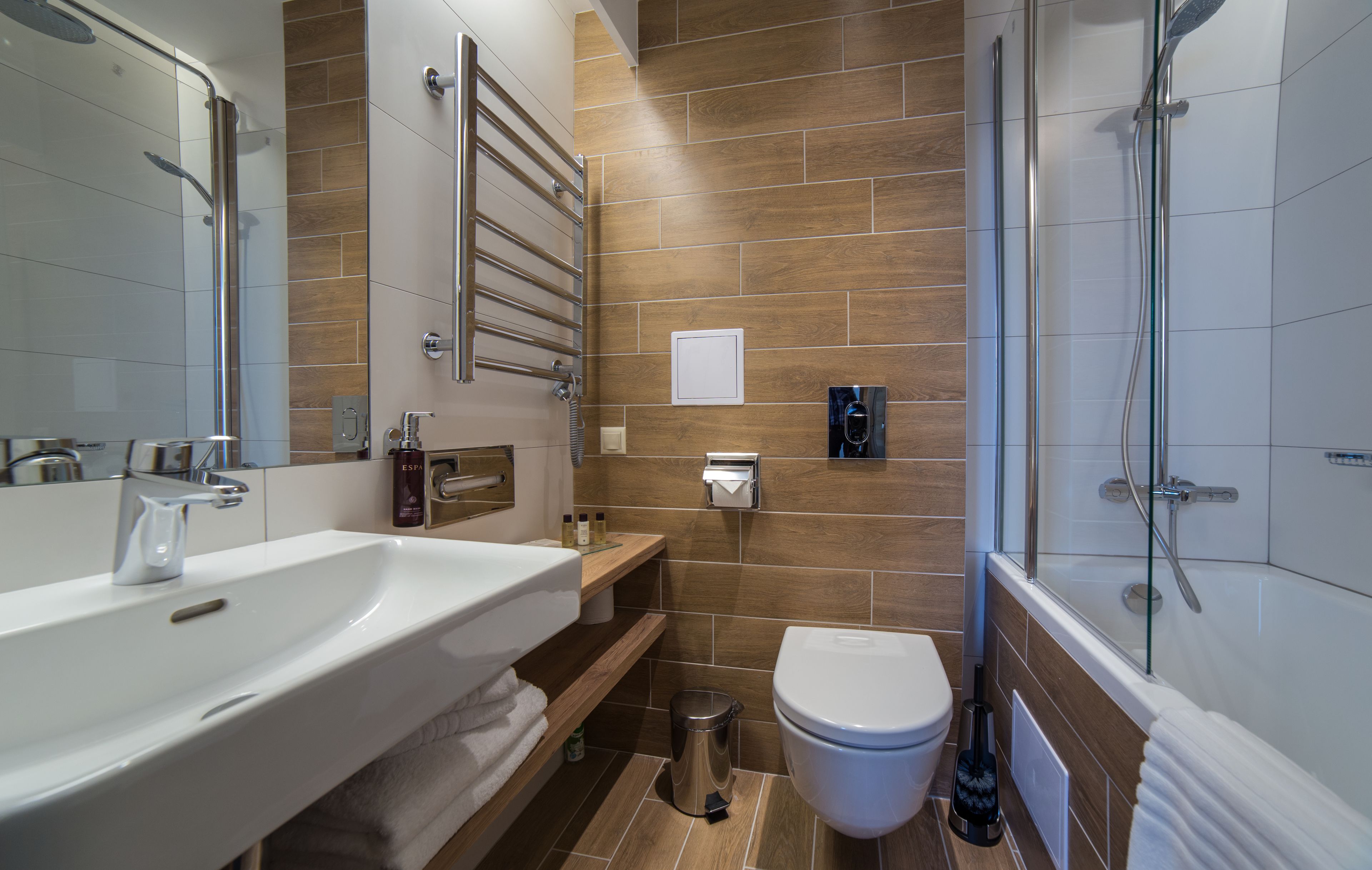 free toiletries, towels