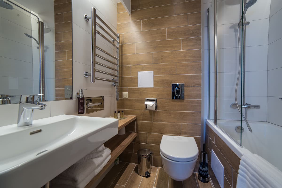 free toiletries, towels