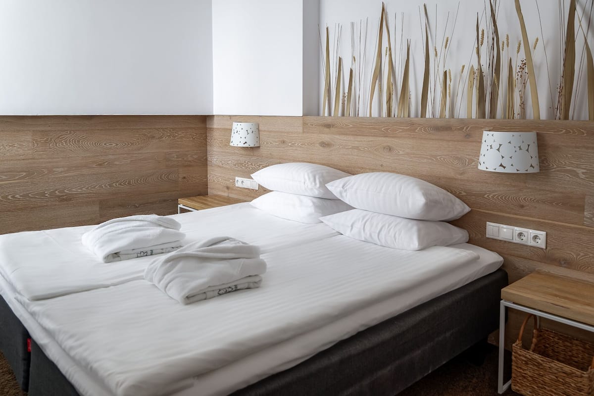 Junior suite (with SPA Access) | Luxe beddengoed, een minibar, een kluis op de kamer