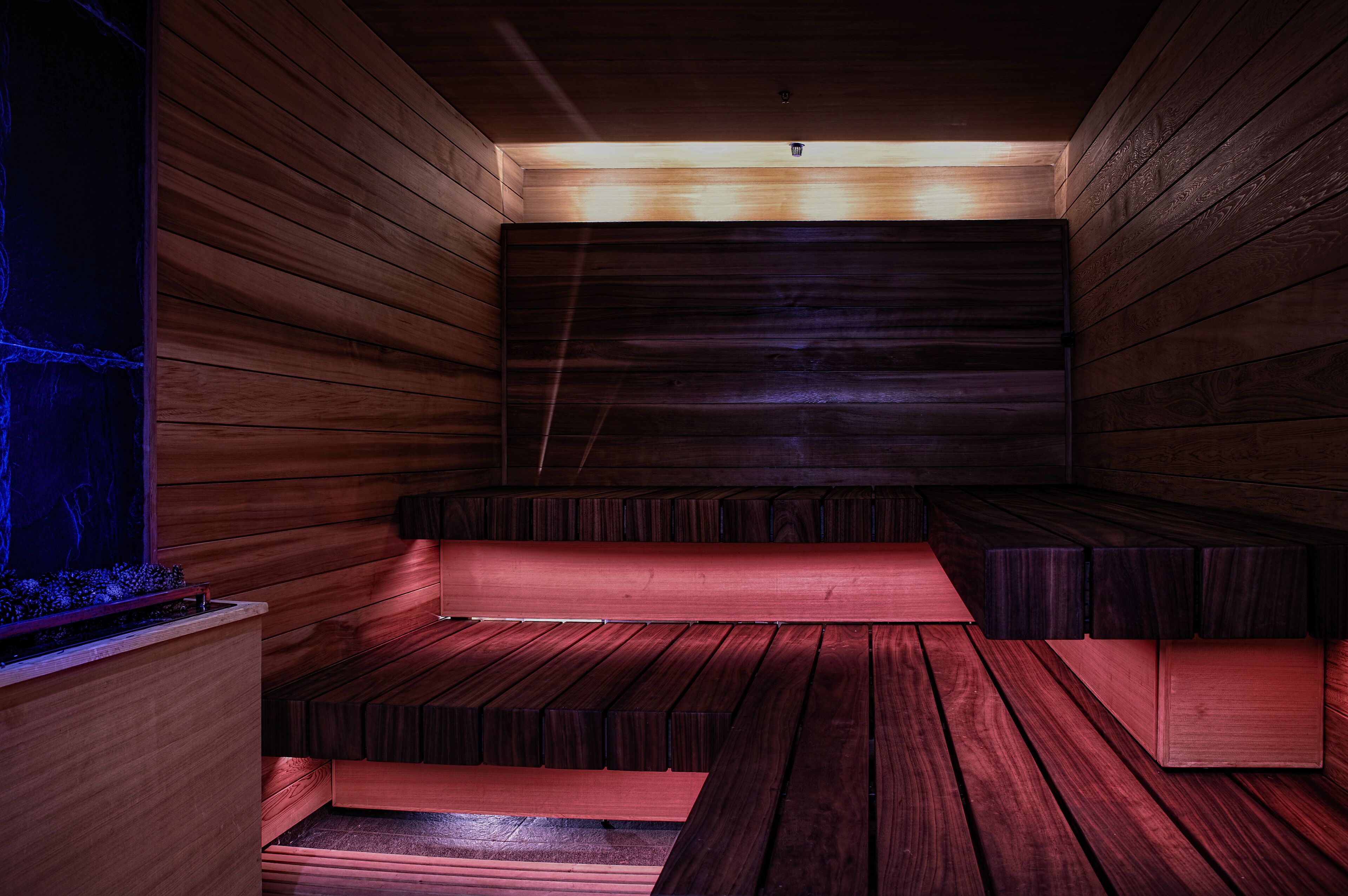 Een sauna met houten banken en een zichtbaar waterarrangement.