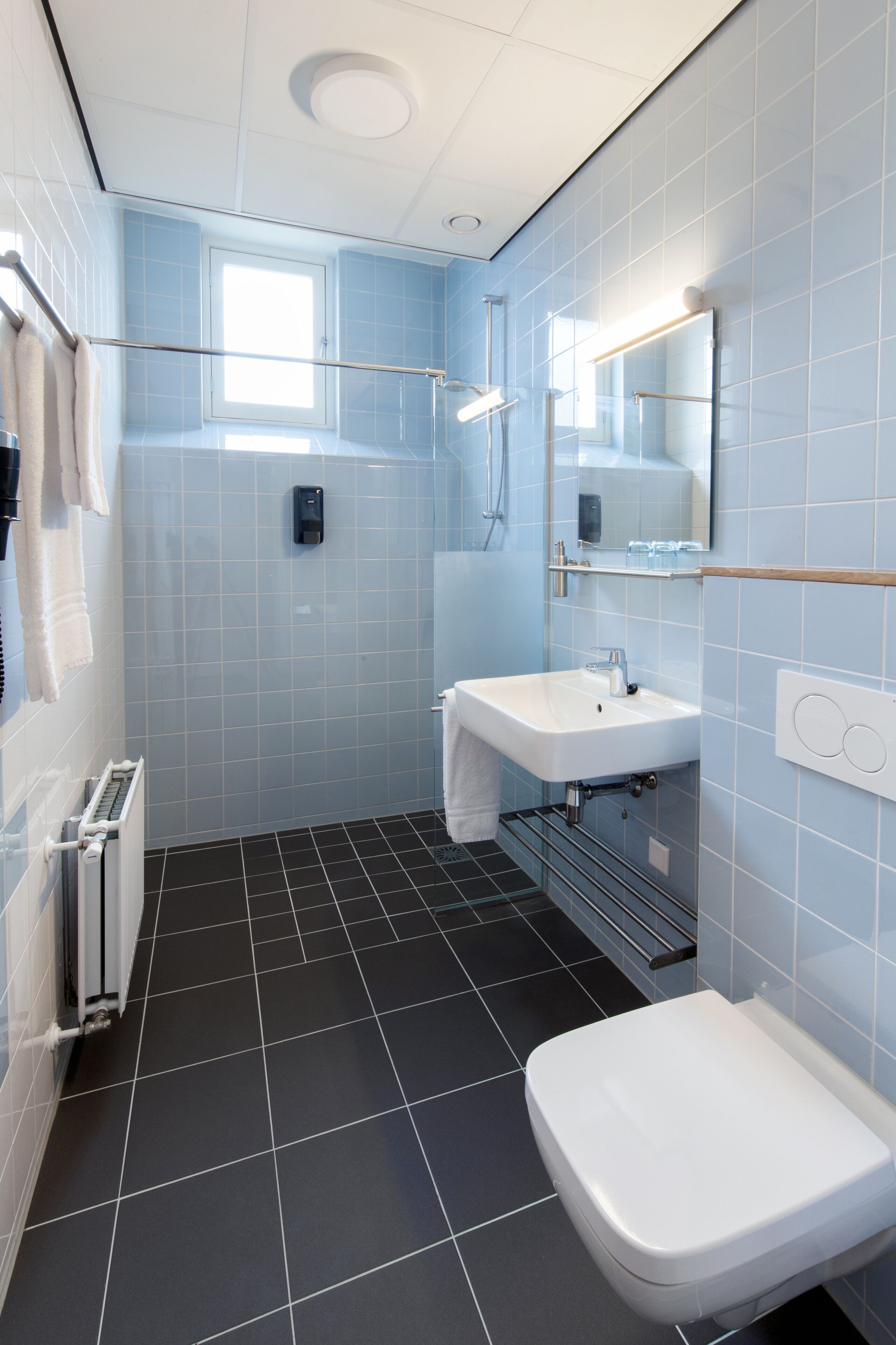 deluxe room | bathroom | free toiletries, hair dryer, towels