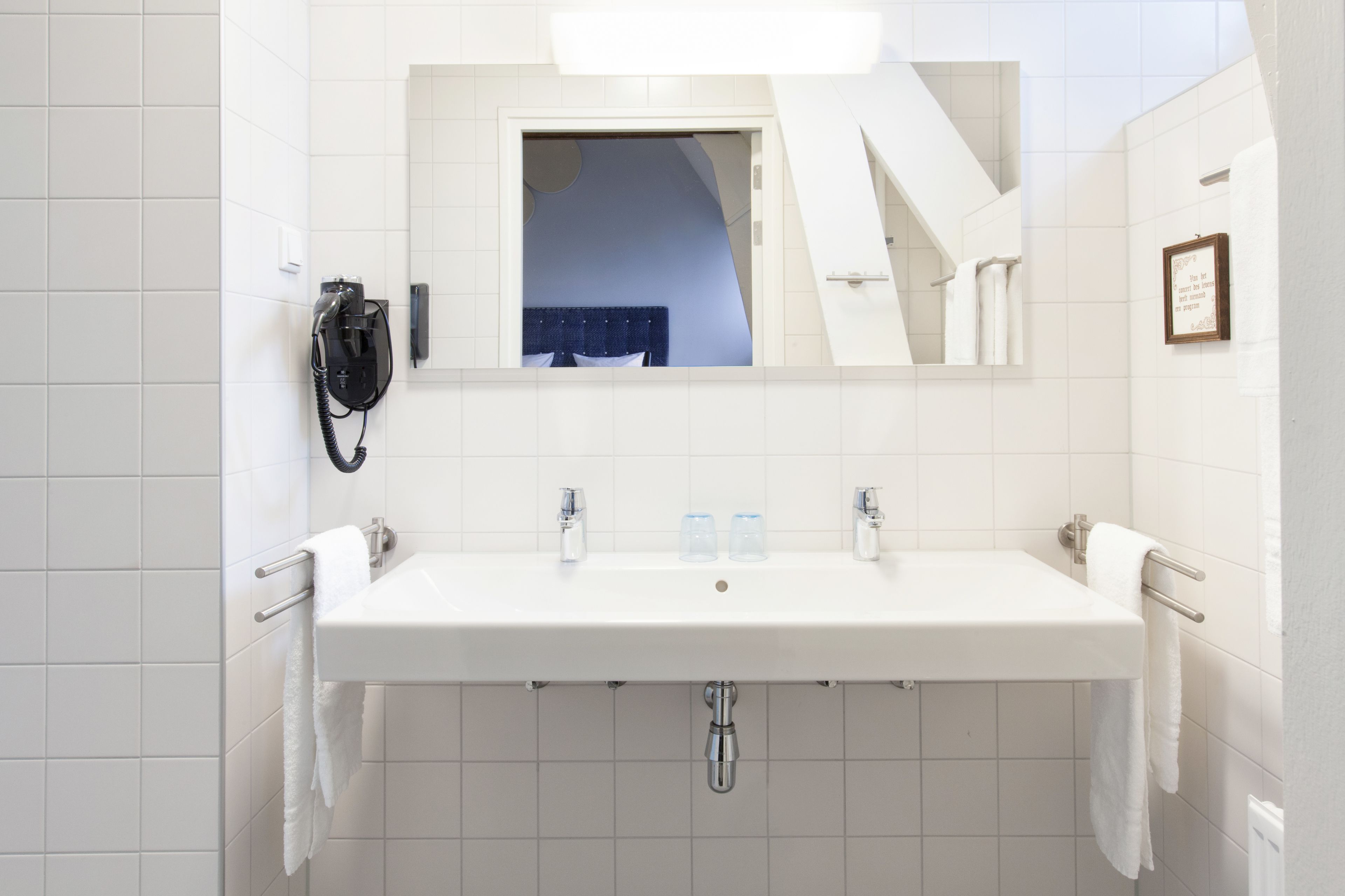 junior suite | bathroom | free toiletries, hair dryer, towels