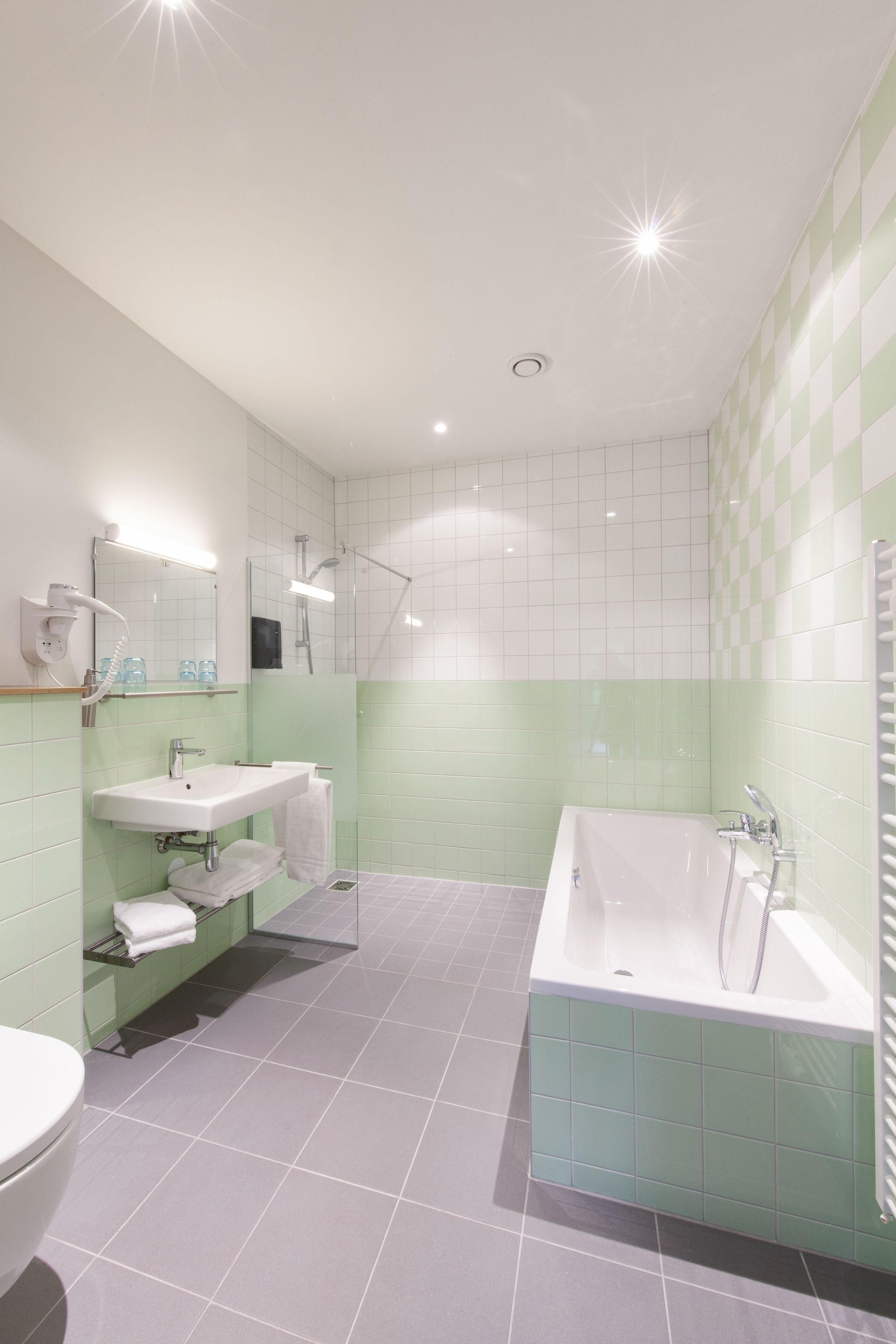 family apartment, 2 bedrooms, garden view | bathroom | free toiletries, hair dryer, towels