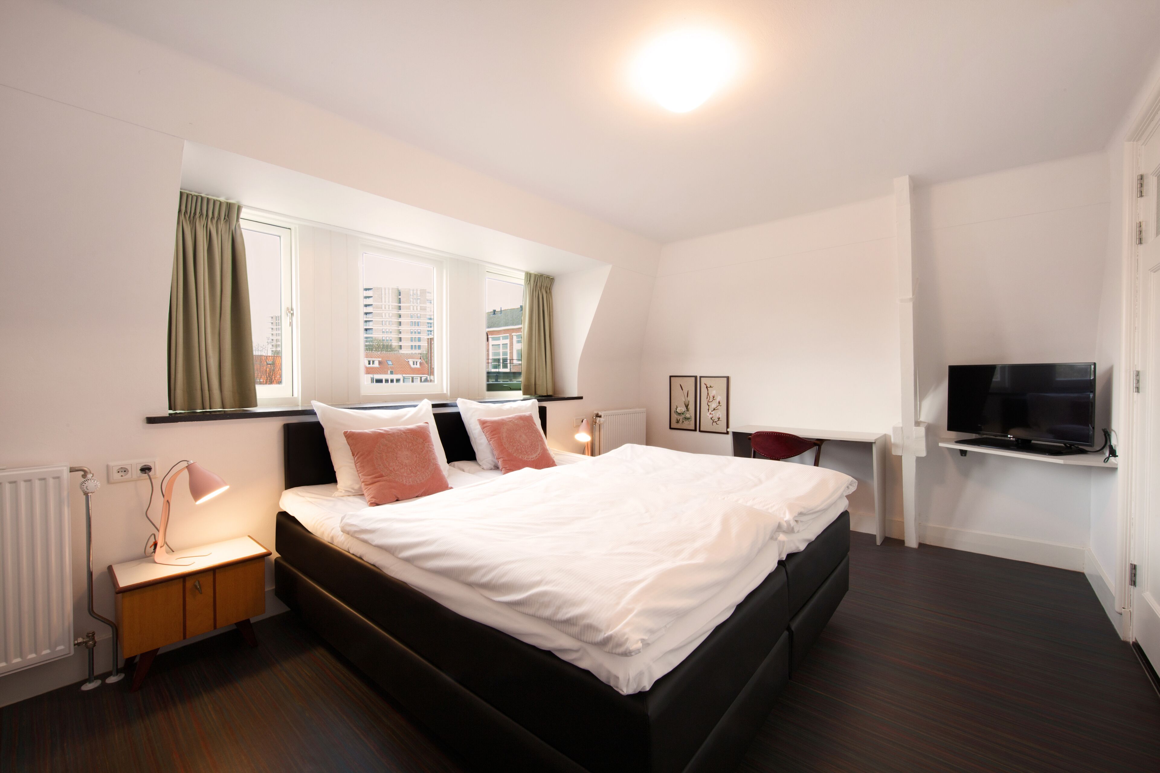 comfort room | 1 bedroom, in-room safe, individually decorated, individually furnished