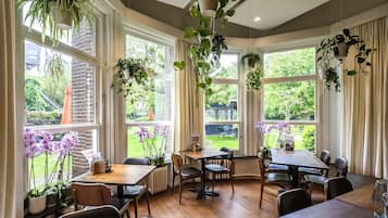 Café da manhã com buffet todos os dias (EUR 19.00 por pessoa)