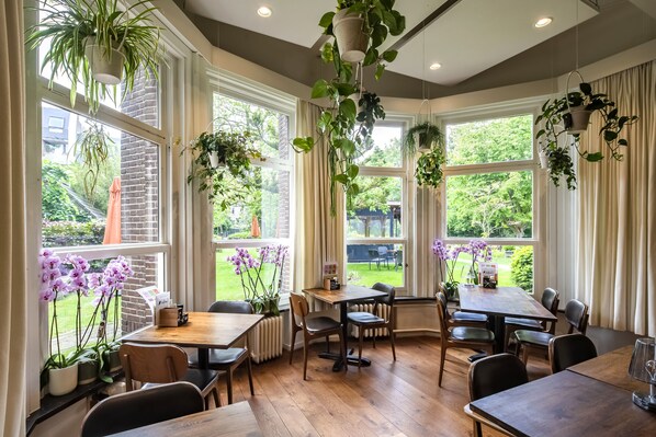 Daily buffet breakfast (EUR 19.00 per person) - Kloosterhotel de Soete Moeder ('s-Hertogenbosch)