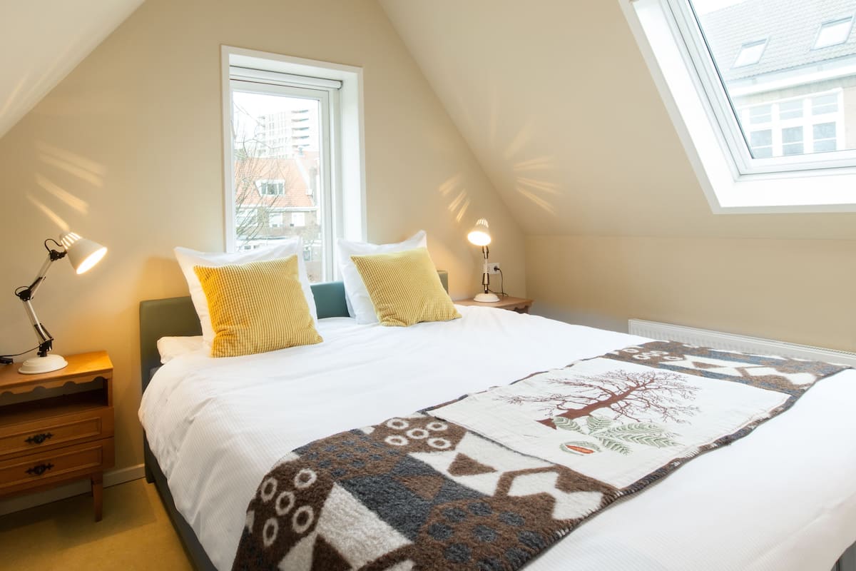 Familie appartement, 2 slaapkamers, uitzicht op tuin | Een kluis op de kamer, individueel gedecoreerd, individueel gemeubileerd