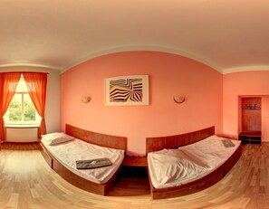 Chambre triple économique, salle de bains commune | Literie de qualité, lit de bébé (gratuit), accès au Wi-Fi (inclus)