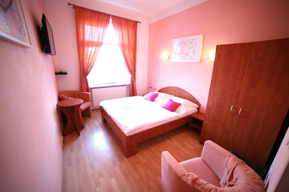 Premium bedding, free cots/infant beds, free WiFi, bed sheets