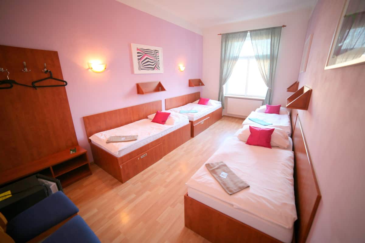 Premium bedding, free cots/infant beds, free WiFi, bed sheets