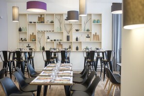 Lunsj og middag serveres, internasjonale retter