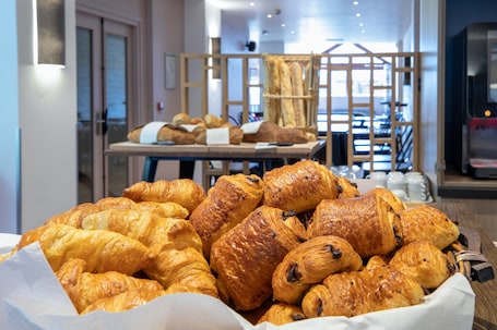 Lunch and dinner served, international cuisine