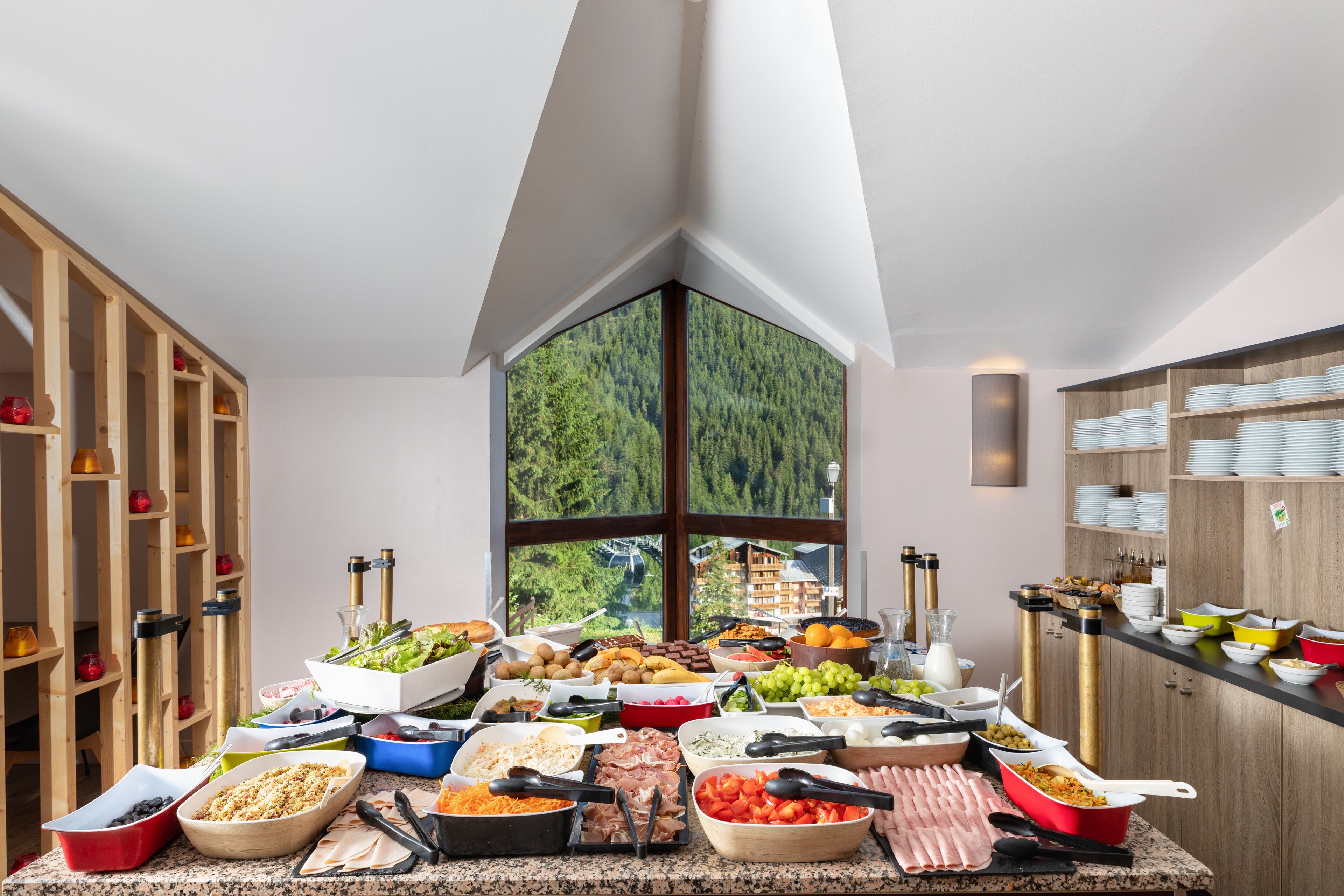 Serveert lunch en diner, internationale gerechten