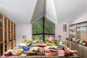 Se sirven almuerzos y cenas, cocina internacional