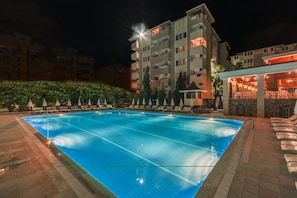 Outdoor pool, pool umbrellas, sun loungers - Sarıtaş Hotel - All Inclusive (Alanya)