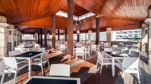 Se sirven desayunos, almuerzos y cenas; cocina internacional