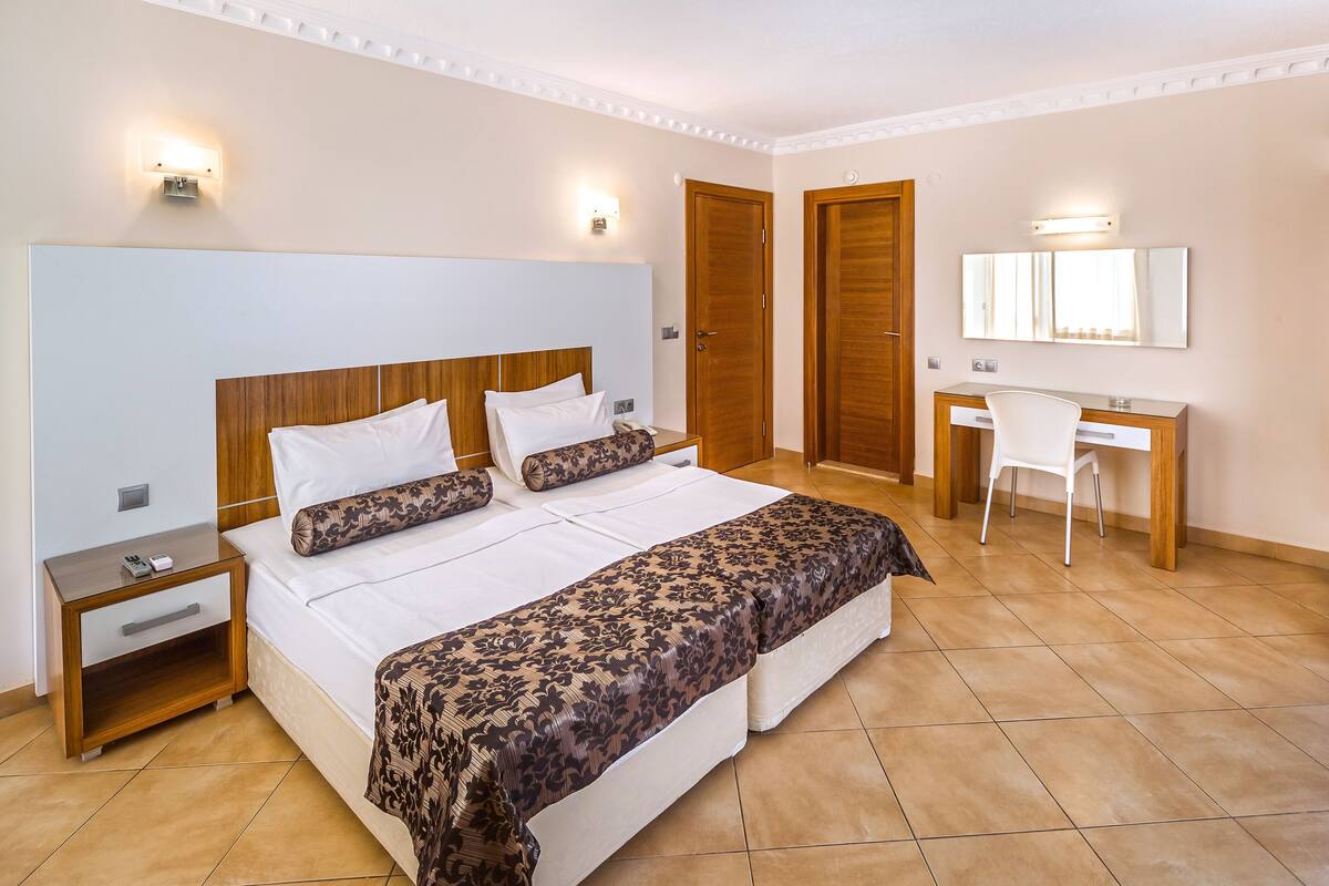 Minibar, desk, cribs (free), WiFi (surcharge)