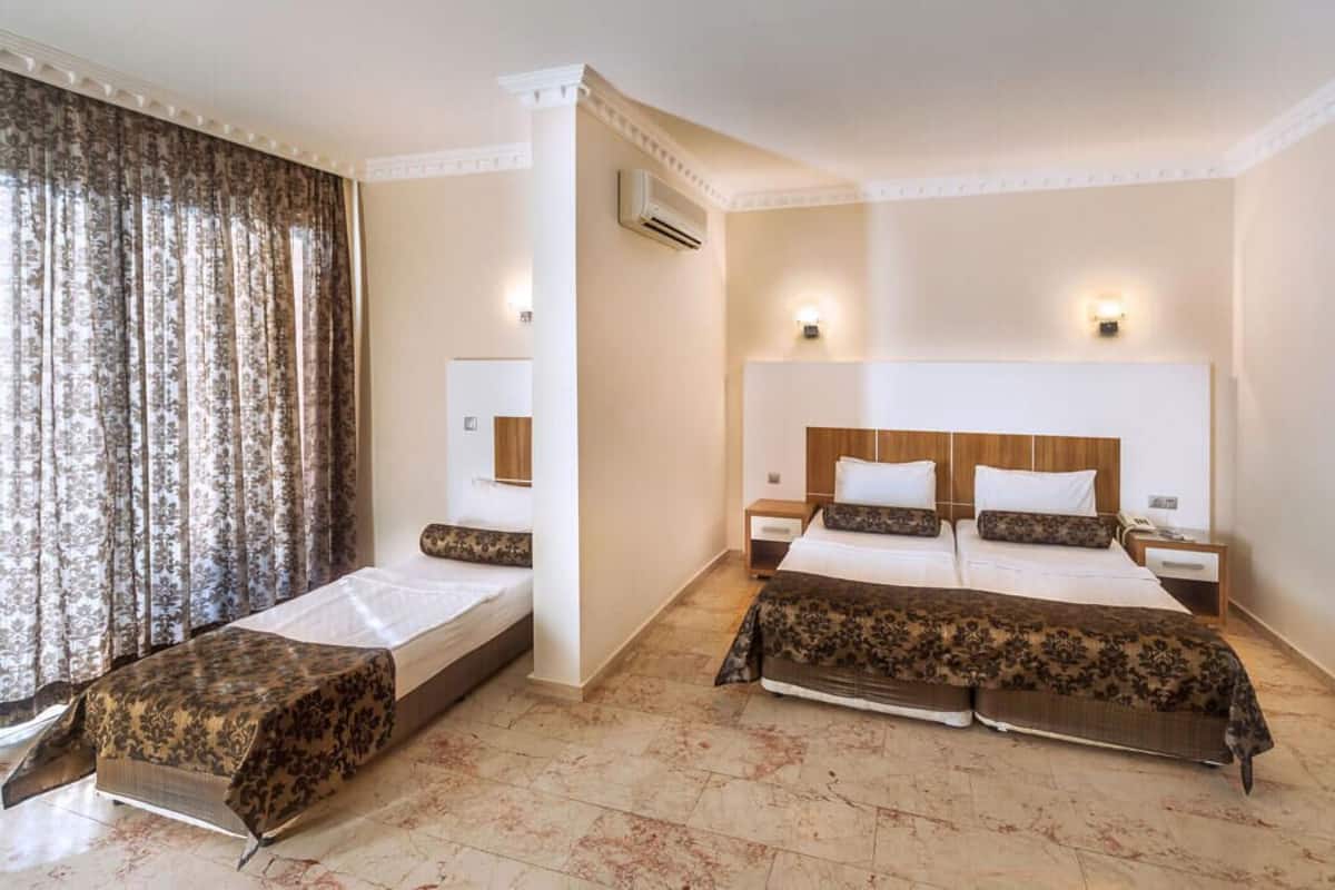 Standard Triple Room | Bathroom | Shower, free toiletries, hair dryer, slippers