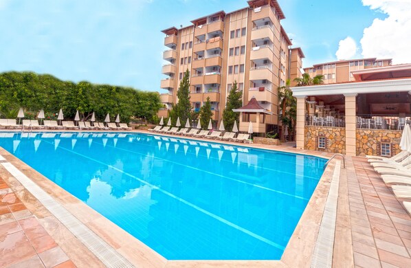 Outdoor pool, pool umbrellas, sun loungers - Sarıtaş Hotel - All Inclusive (Alanya)