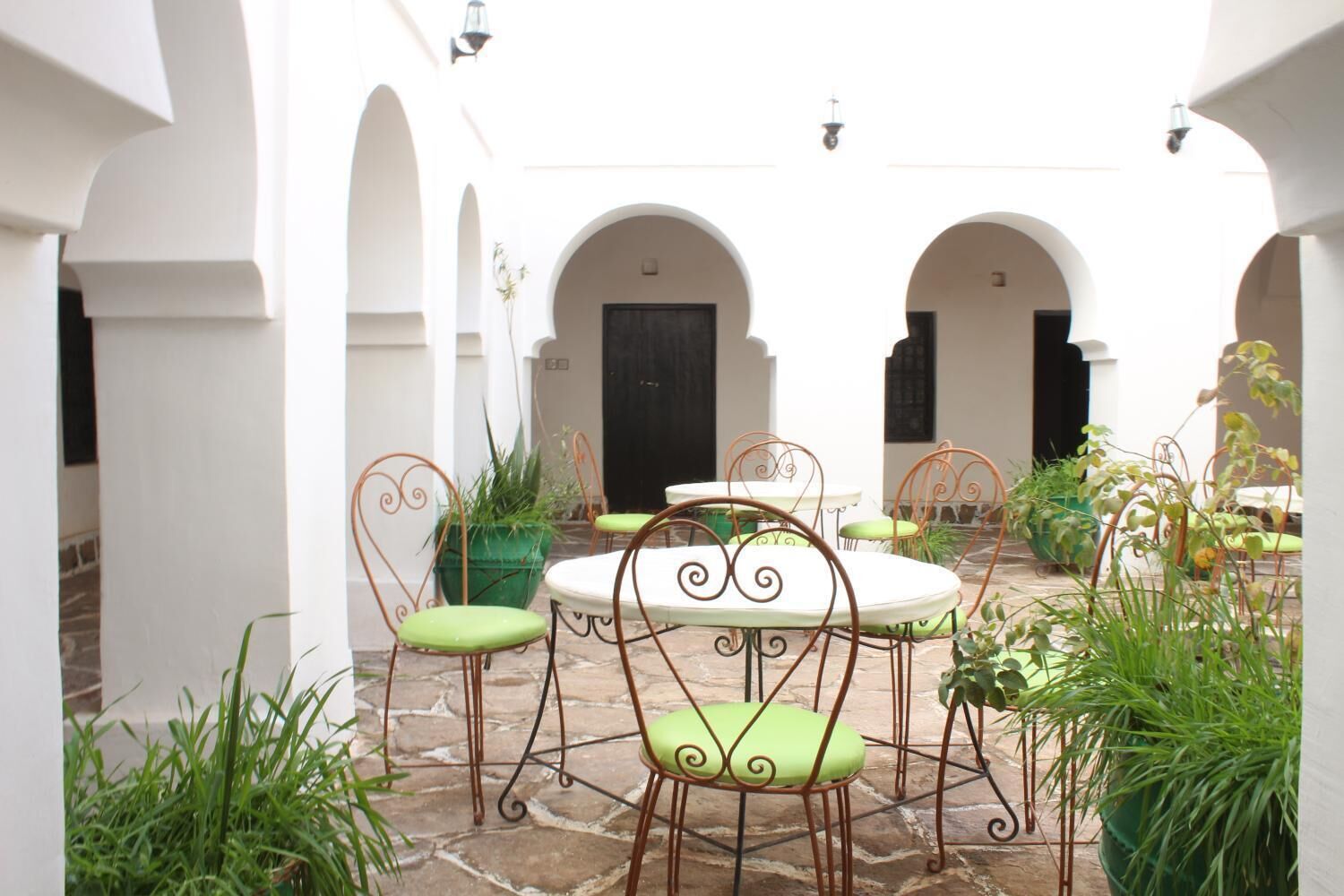 Petit déjeuner et déjeuner servis sur place, restauration en plein air 