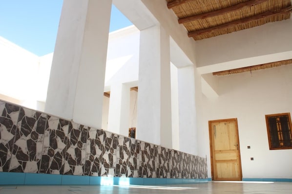 Regadera, amenidades de baño gratuitas, bidet, toallas