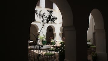 Serveert ontbijt, lunch, Marokkaanse gerechten, openlucht dineren