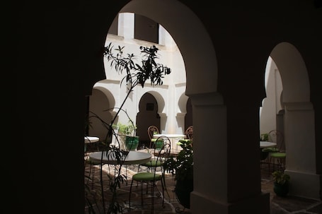 Se sirven desayunos, comidas y cocina marroquí con mesas al aire libre
