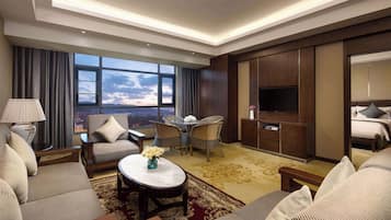 Minibar, caja de seguridad en la habitación y escritorio
