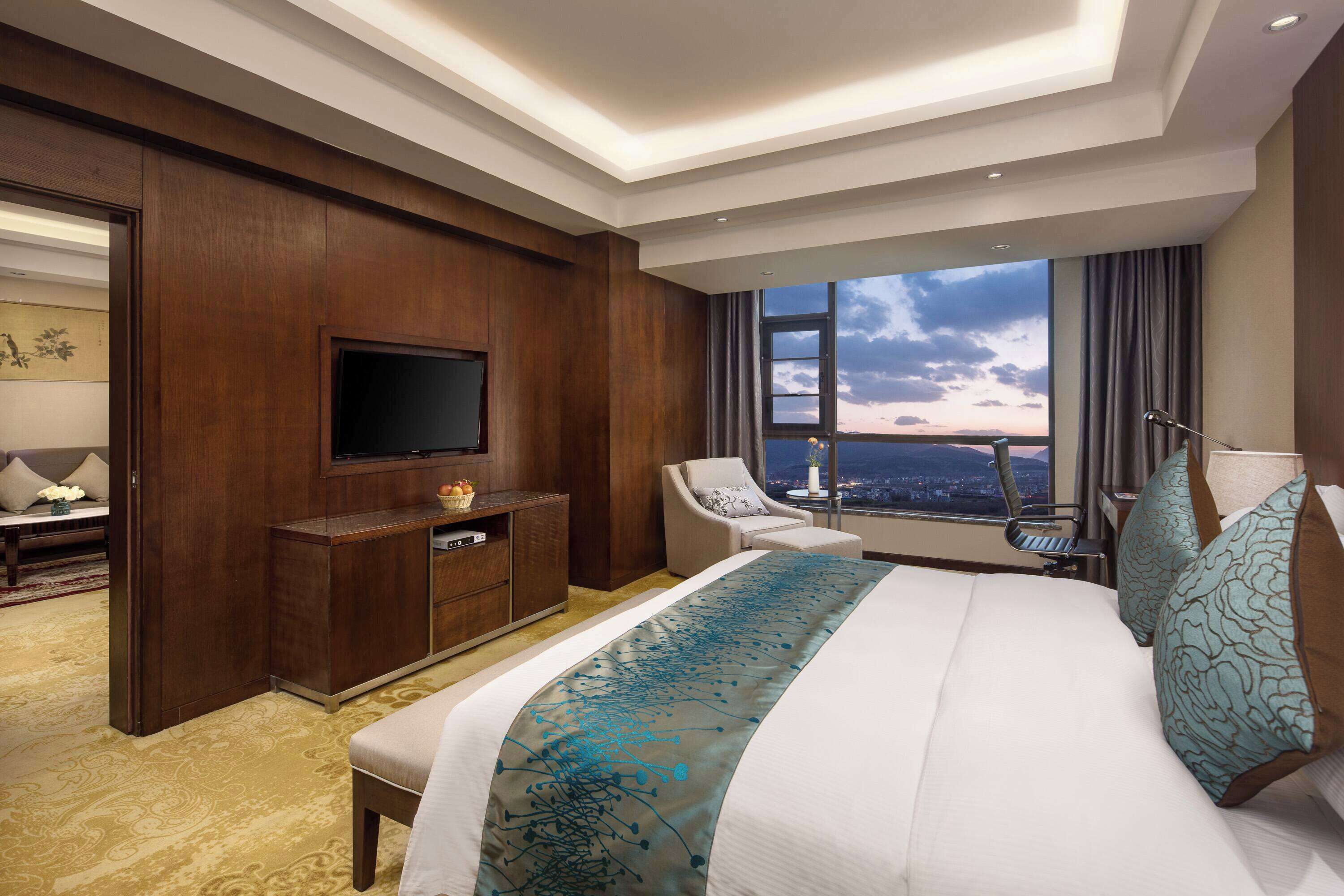 Minibar, safe på rommet, skrivebord og blendingsgardiner