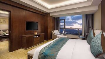 Minibar, safe på rommet, skrivebord og blendingsgardiner