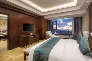 Minibar, caja de seguridad en la habitación y escritorio 