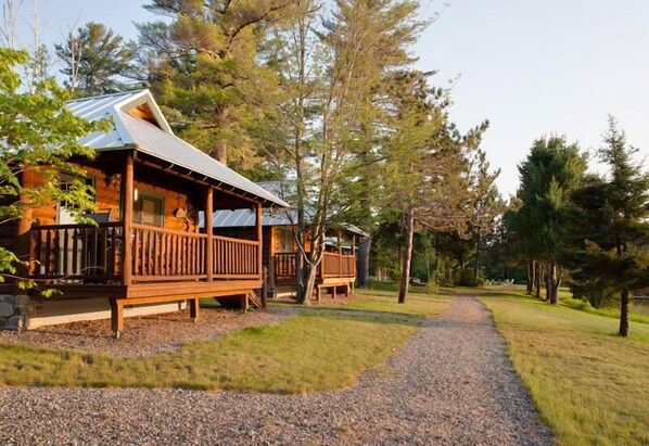 Property grounds - Lake Parlin Lodge & Cabins (Jackman)