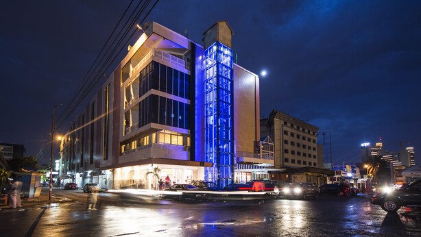 Front of property – evening/night - Leon Hôtel (Kinshasa)
