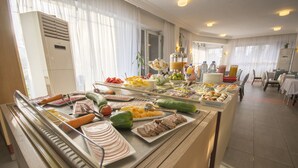 2 restaurants; breakfast, lunch and dinner served  - Leon Hôtel (Kinshasa)