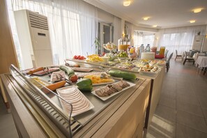 2 restaurants, breakfast, lunch, dinner served; international cuisine