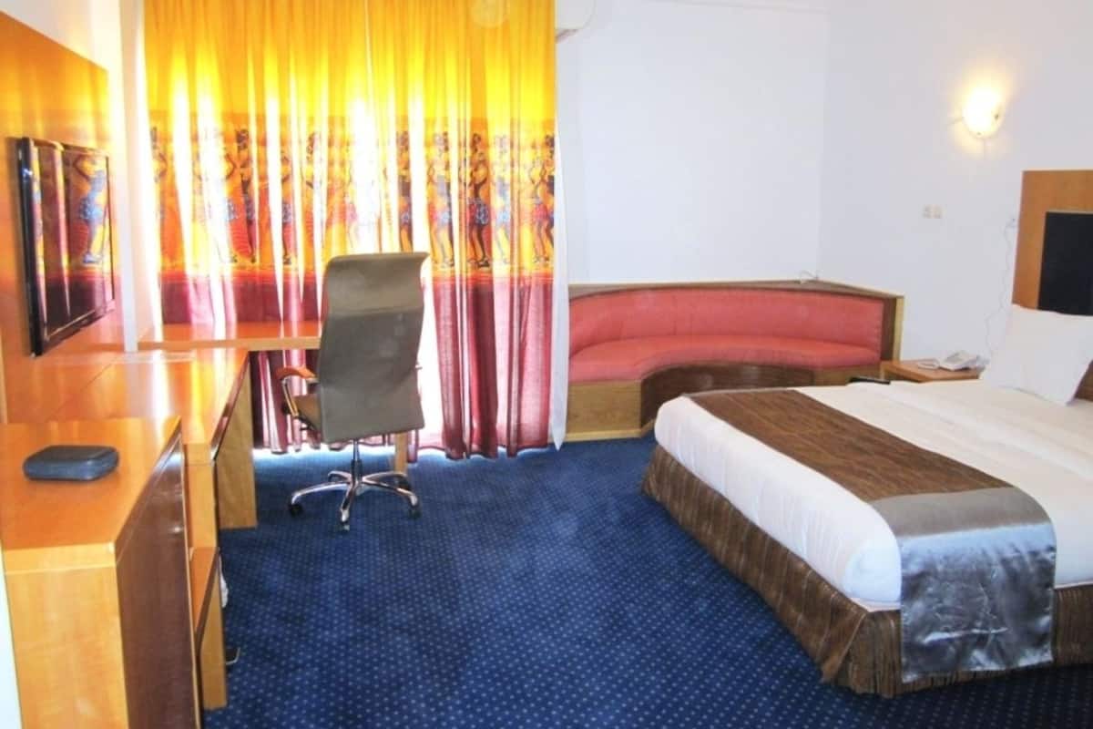 Premium bedding, minibar, in-room safe, desk