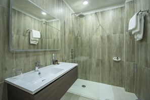 Grand Room (Deluxe) | Bathroom | Free toiletries, hair dryer